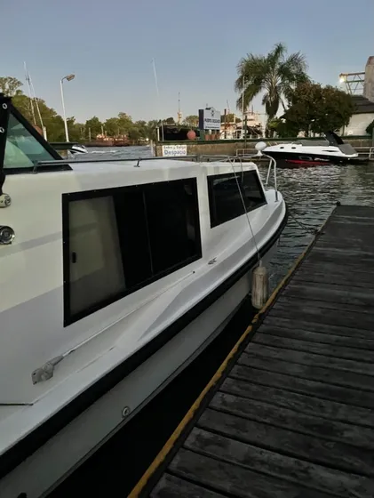 Tracker Cabinado Benavidez 8mts Mercruiser 260hp V8 Inyec