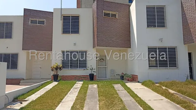 Casa En Venta Cabudare   Zona De La Piedad Codigo 2  5  1  7  2  6  0  Mildred Hermosa Y Remodelada Cocina Moderna Con Un Concepto Abieto Tanque Subterraneo, Facil Acceso A La Principales Vias Y Omerc