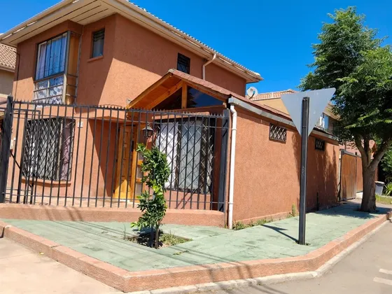 Casa En Venta En Maipú 3d, 3b, 2estac, Barrio Los Castaños