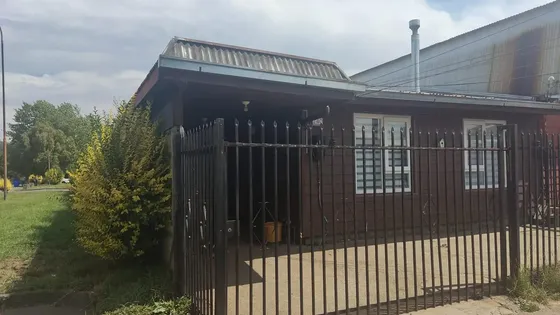 Casa Esquina De Un Piso Con Hermosa Arboleda Exterior Y Cier
