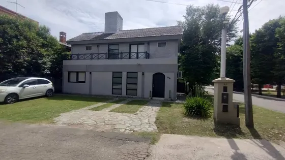 Casa De Construcción Solida Con Hermoso Jardín.