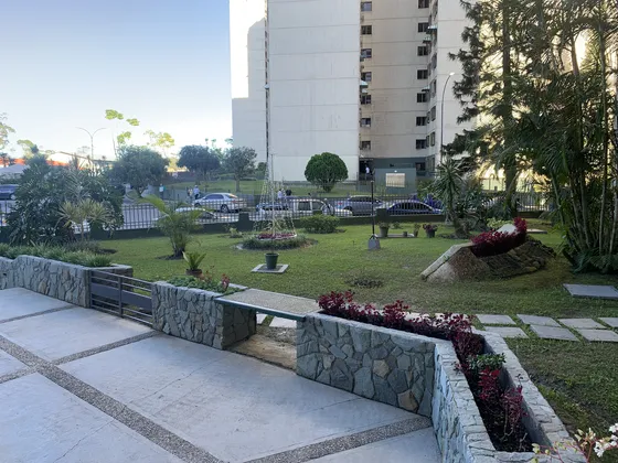 Alquiler Apartamento Rosaleda Sur, La Propiedad Cuenta Con Gabinetes De Cocina, Pisos Cerámica, Ventanas Panorámicas, Gas Directo, Acceso A Contratación A Internet Con Fibra Óptica.