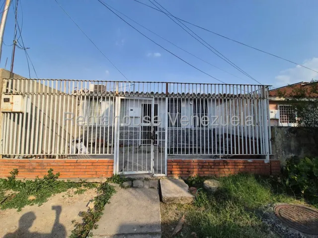 Gisselle Lobo Tiene En Venta Espectacular Casa En Increible Zona De Cabudare, Posee 4 Habitaciones, 3 Baños Cerca De Comercios Y Avenidas Principales 2 5 1 9 3 1 7                                     