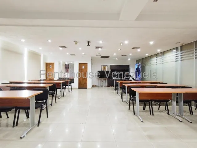 Daniela Linarez Alquila Locales Comerciales En El Centro Este De Barquisimeto Moderno Y Elegante Centro Empresarial Posee Todos Los Servicios Basicos Y Baños                                           