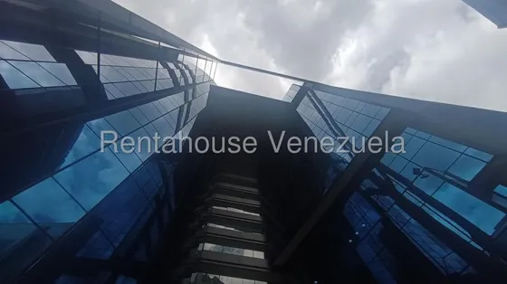 Imponente Local De 570 M² En Alquiler En  El Rosal