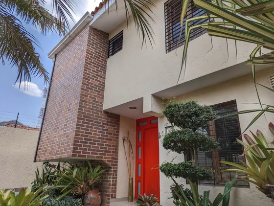 Casa En Venta De 2 Niveles En Calle Cerrada Con Planta Eléctrica En El Trigal Norte Blk