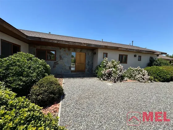 Casa En Venta De 5 Dorm. Mas Serv En Chicureo Piedra Roja