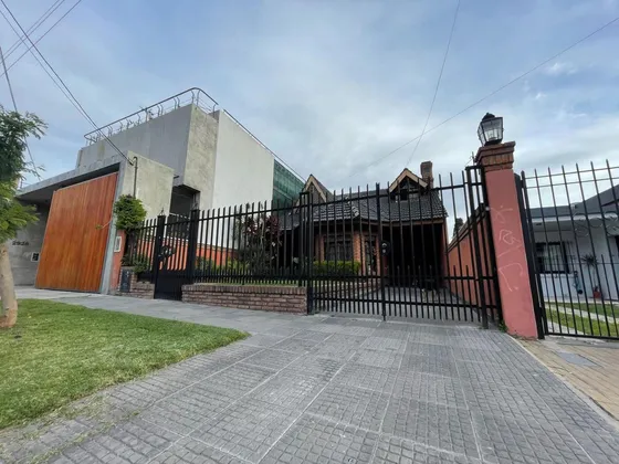 Casa En Venta - 5 Dormitorios 4 Baños - Cochera - 303mts2 - Castelar