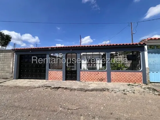 Mls #26-12493 Acogedora Casa Familiar En Zona Tranquila, Tiene 3 Habitaciones Y 2 Baños. En El Primer Nivel Posee 2 Habitaciones Cada Una Con Su Closet Y Un Amplio Baño Que Solo Le Falta La Cerámica,