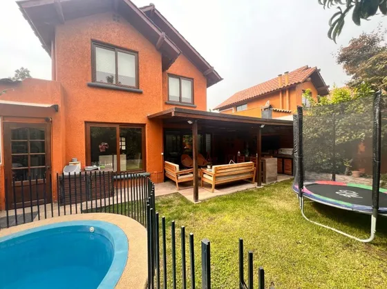 Vende Amplia Casa En Peñalolén: 4d/3b