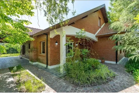 Casa En Venta 6 Amb. Barrio Echeverria Del Lago-canning 