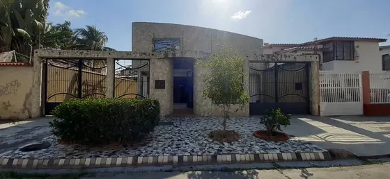 Se Vende Amplia Casa En Muy Buen Sector De Maracay Gc