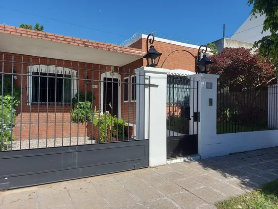 Casa En Venta - 3 Dormitorios 3 Baños - Cochera - 235mts2 - Castelar