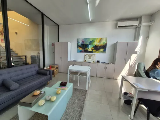 (bod) Arriendo De Edificio Con Bodega, Oficinas Y Showroom