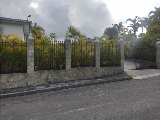 Se Vende  Casa 2000m2 4h/11b/10p La Lagunita 3323