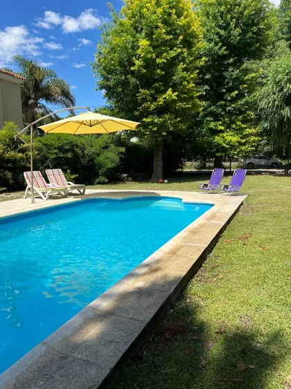 Casa Tipo Cabaña En Barrio Parque Las Naciones Amplio Lote Con Pileta