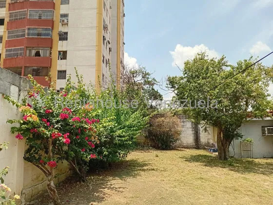 Maritza Lucena Vende Bella Casa Quinta Multiniveles, En El Este De Barquisimeto, Amplio Estudio, Anexo Con Baño, Ideal Para Remodelar, Área De Servicio.
