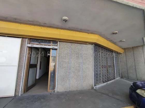 Loca Comercial En Alquiler Inm La Isabelica Con Ubicación Estratégica En Vía Principal A Pie De Calle Es La Oportunidad Que Estabas Buscando. Valencia 25-1703