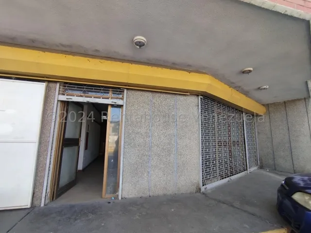 Loca Comercial En Alquiler Inm La Isabelica Con Ubicación Estratégica En Vía Principal A Pie De Calle Es La Oportunidad Que Estabas Buscando. Valencia 25-1703