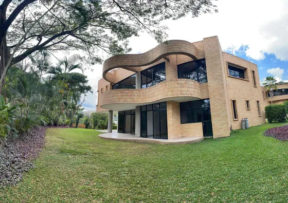 En Alquiler Casa 1000m2 5h+2s/5.5b+2s/ 6p El Peñón