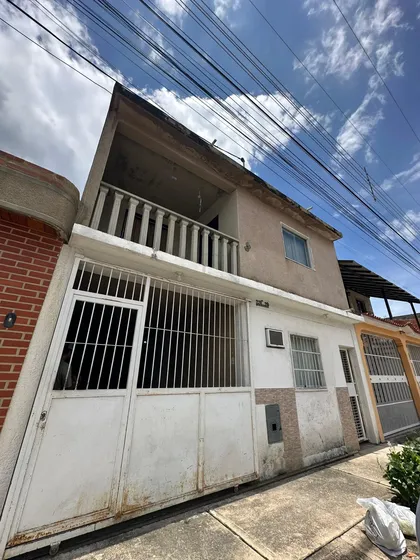 Venta Versátil Casa De 280m2 En Urb. El Remanso, San Diego. 2 Niveles, 8 Habitaciones, Anexo Y Sistema De Agua. Por Angélica Acosta