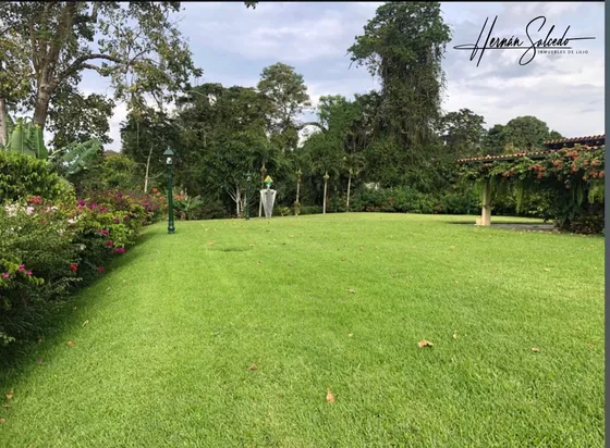 Bellísima Casa Estilo Finca Con Vista Al Avila Ubicada En La Lagunita, En Un Sitio Privilegiado Y Con Vista Al Avila. Toda Una Joya Y Está Impecablemente Bien Conservada.