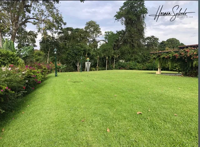 Bellísima Casa Estilo Finca Con Vista Al Avila Ubicada En La Lagunita, En Un Sitio Privilegiado Y Con Vista Al Avila. Toda Una Joya Y Está Impecablemente Bien Conservada.
