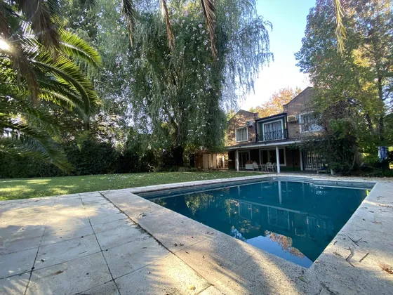Venta - Casa 5 Amb. Pileta, Jardín Y Quincho - 2 Lotes / Los Ñanduces