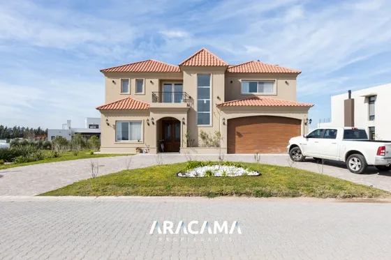 Casa En Venta En La Providencia - Canning 