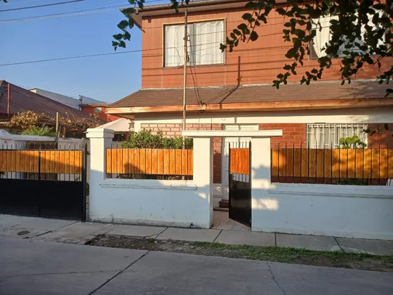 Casa En Pdte Riesco Con Av Central En Maipú.