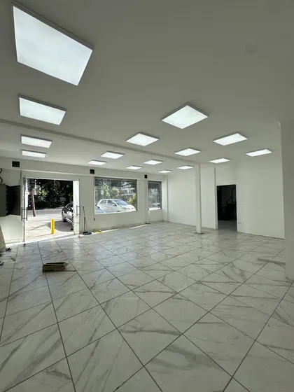 Local Comercial Con Estacionamientos Y Excelente Ubicacion