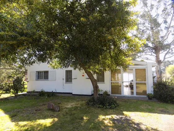 Excelente Casa De 4 Ambientes Con Amplio Parque En Barrio Las Lomas