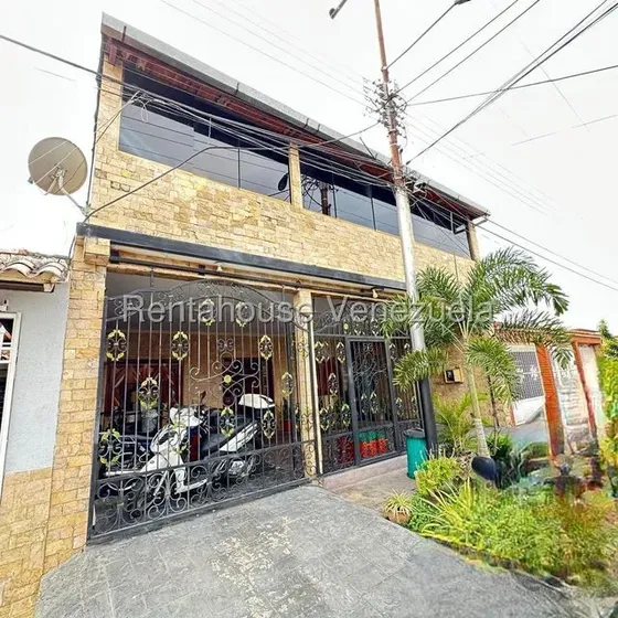 Acogedora Casa En Venta En La Urb, Los Samanes #26-16908 Rm