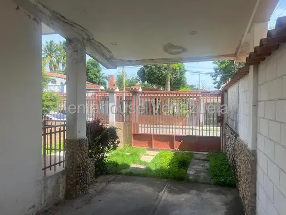 Arnaldo López/ ¡gran Oportunidad Inmobiliaria Al Este De Barquisimeto! | Casa Para Remodelar A Tu Gusto Casa En Venta Lara, Venezuela, Cod. 25-23770 / 400 M2