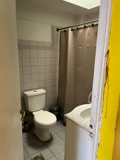 Casa De 4 Dormitorios Y 2 Baños. Estacionamiento Para 2 Auto