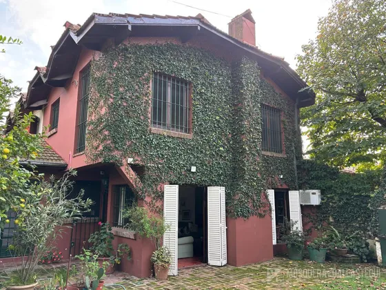 Casa Con Mucho Encanto, Impecable !  Zona Muy Tranquila Y Arbolada.
