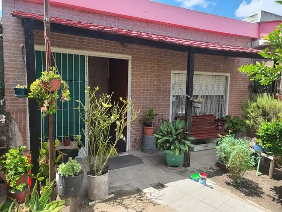 Inmobiliaria Rias Altas Vende Casa + 2 Apartamentos En 1 Padrón. Ideal Inversor