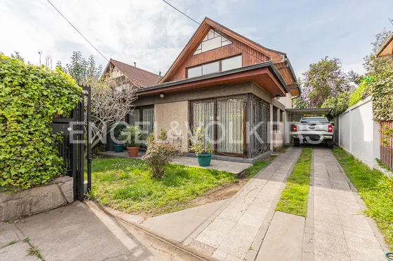 Casa En Tranquila Calle, Metro Manquehue (4d+serv+estar)