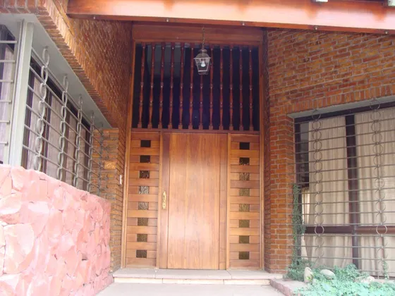 Excelente Casa De Categoría. Barrio Bombal. 