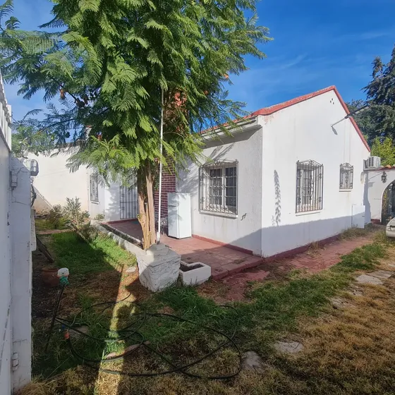 Casa Amplia En Alameda, Amplios Estacionamientos Y Patio