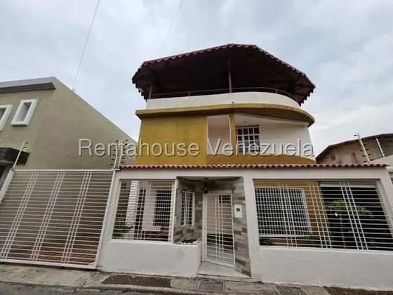 Estupenda Quinta En Venta Conjunon Privado En La Morita, De Tres Niveles, Terraza, Pisicina, Taque Subterráneo, Vigilancia Y Más 26-18042 Hc