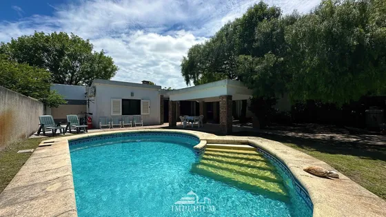 Hermosa Propiedad En Calle 19 Y Av Central Las Toscas C/ Piscina