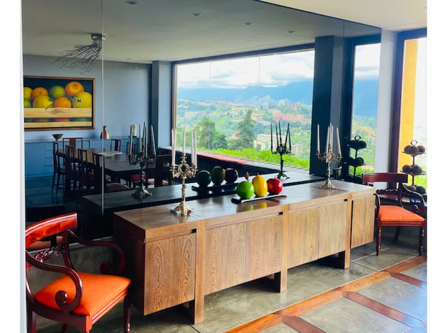 En Venta. Casa Tipo Hacienda De 1080m2. 9h/11b/8pe. La Trinidad 