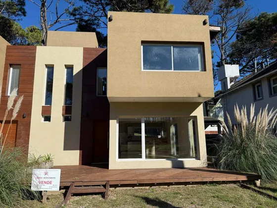 Casa Nueva 2 Dorm. A 150 M Del Mar  475 M² De Terreno  Deck Y Parrilla