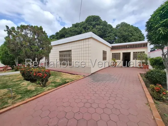 Dennymar, Vende Espectacular Casa En Zona Centro De Barquisimeto Posee 553m2 Con 5 Habitaciones 3 Baños, Con Espacios Modernos Facil Acceso A Comercios Y Avenidas Principales B5a16043                 