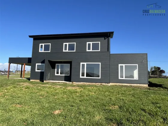 Casa En Venta De 5 Dorm. En Puerto Varas
