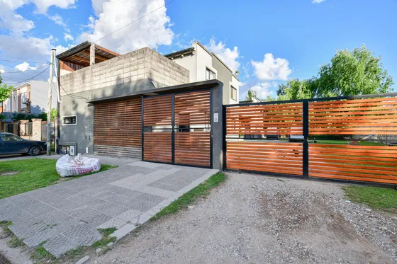 Moderno Dúplex De 2 Dormis En 35 E/ Montevideo Y 175, Berisso