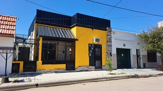Venta De Casa, Más Local Y Monoambiente En El Mismo Terreno. R. De Escalada