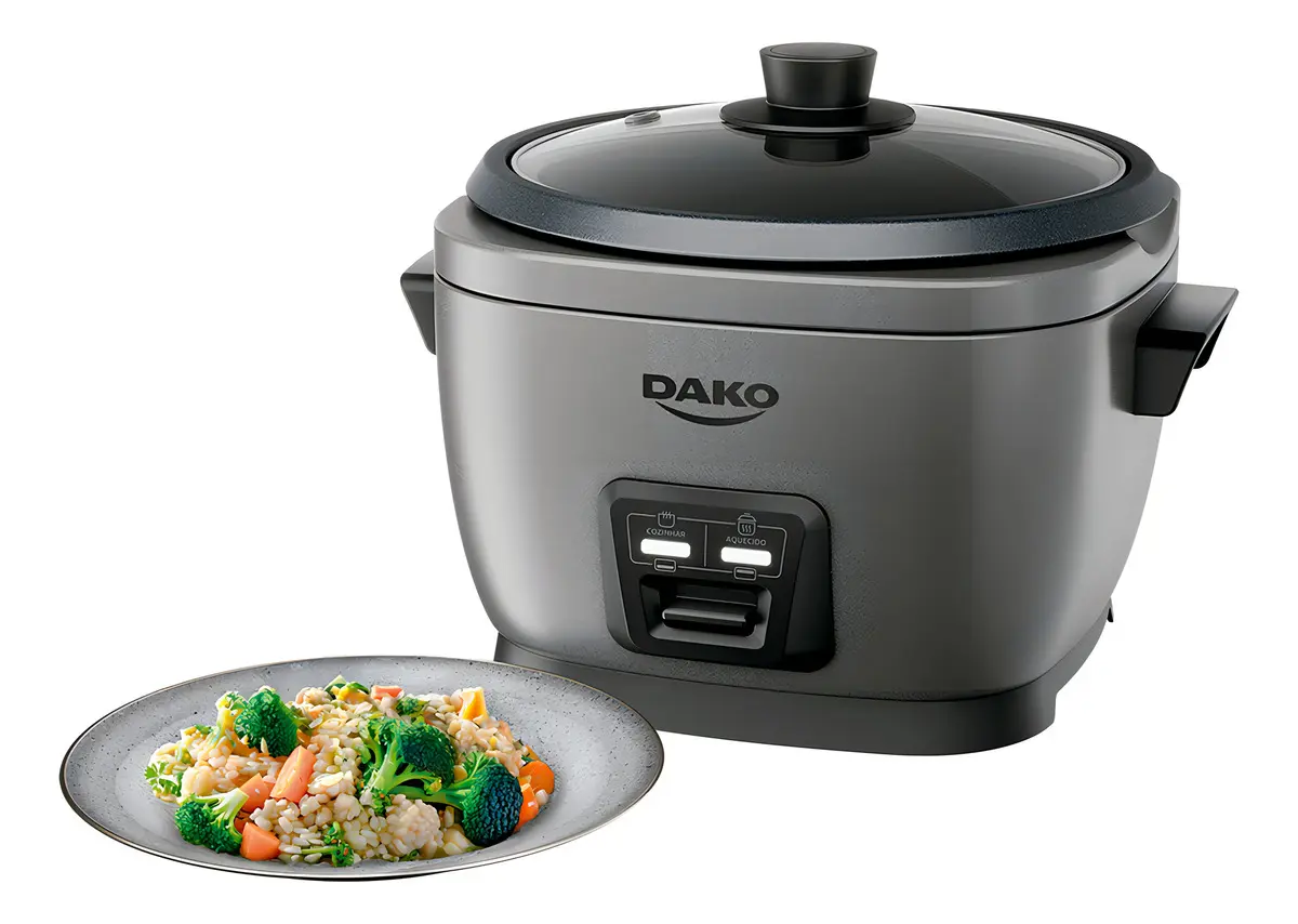 Panela de arroz Dako ao lado de um prato com arroz e vegetais cozidos