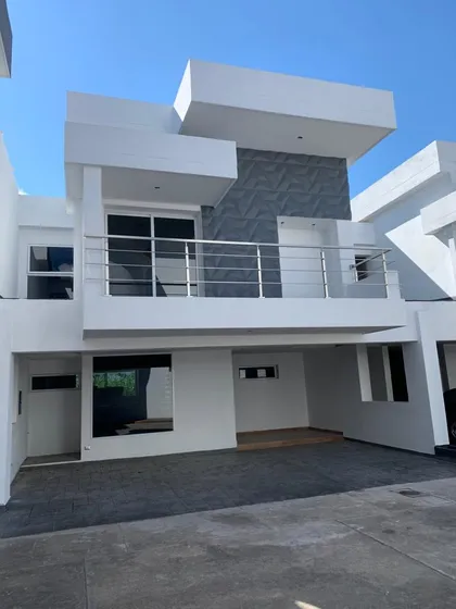 Lh Casa En Venta En Pueblo Nuevo 
